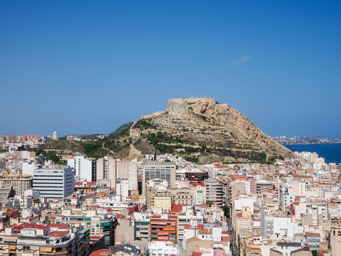 Vista de Alicante con el monte Benacantil y el Castillo de Santa Bárbara
