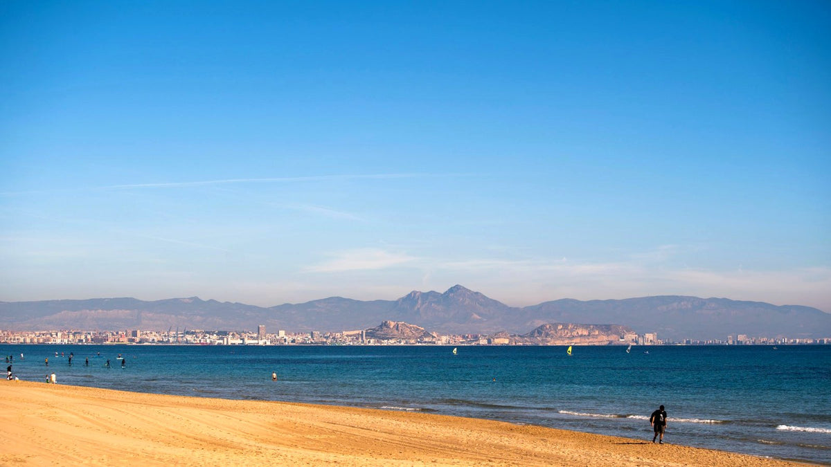 Playa de San Juan de Alicante: cómo llegar, qué hacer y dónde dejar las maletas
